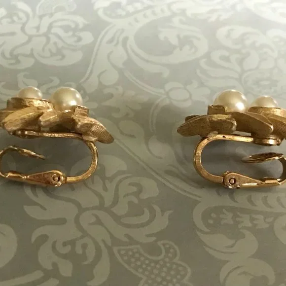 Vintage 1971 Avon Evening Creation Earrings - Picture 8 of 8